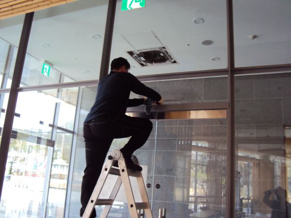 청와대사랑채 내부유리청소