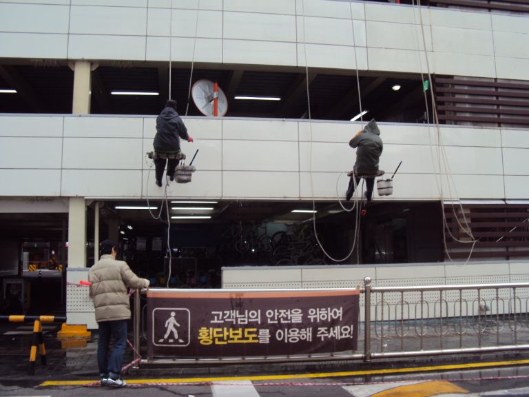 뉴코아아울렛 여성주차장 외벽청소